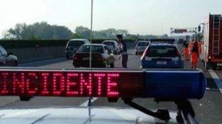 moto-contro-guardrail-sull-a1-muoiono-nonno-e-nipote