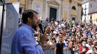 salvini-a-cava-contestatori-lanciano-sedie-contro-poliziotti
