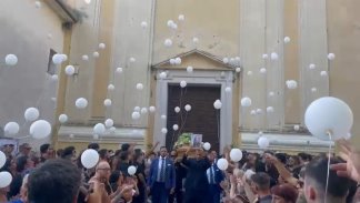 tina-uccisa-dall-ex-lacrime-e-palloncini-bianchi-per-l-ultimo-viaggio