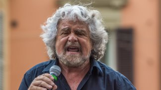il-campo-largo-punta-sulle-rinnovabili-ma-in-sardegna-no-e-grillo-attacca