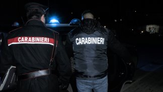 droga-natalizia-in-cucina-e-pianerottolo-in-divano-e-dietro-porta-arrestato