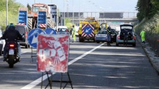 tir-sfonda-guard-rail-sull-a30-e-invade-l-altra-carreggiata-code-in-autostrada