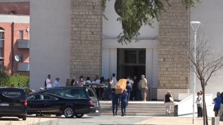 il-triste-rintocco-delle-campane-l-addio-a-maria-il-parroco-non-giudicate
