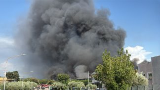 vasto-incendio-e-colonna-di-fumo-nero-dalla-zona-industriale-di-airola-video