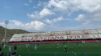 protesta-all-arechi-palloni-in-campo-durante-l-amichevole