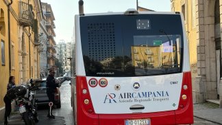 auto-in-divieto-autobus-bloccato-multe-e-traffico-in-tilt