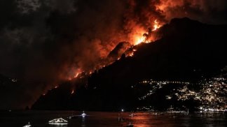 notte-di-fuoco-in-costiera-amalfitana-paura-per-residenti-e-turisti