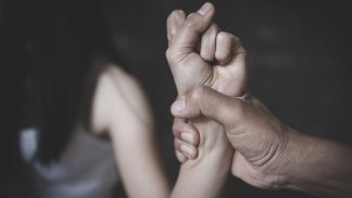 lo-segue-lo-scopre-in-compagnia-di-un-altra-donna-e-chiama-i-carabinieri