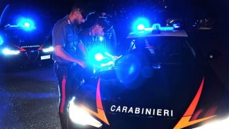 corre-in-strada-con-una-borsa-di-donna-arrestato-dai-carabinieri-per-furto
