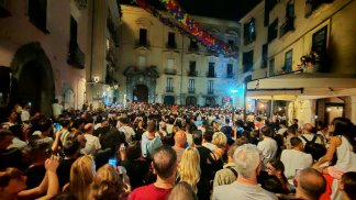 video-salerno-abbraccia-san-matteo-migliaia-in-piazza-per-la-processione