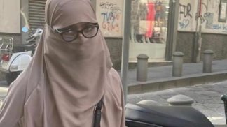 sangiuliano-posta-foto-di-donna-col-niqab-a-napoli-pericolo-islamizzazione