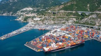 al-porto-commerciale-di-salerno-in-funzione-la-seconda-maxi-gru-elettrica