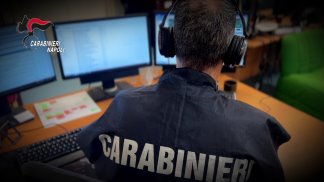 un-bimbo-di-6-anni-abbraccia-il-padre-per-difendere-la-madre-dalle-botte