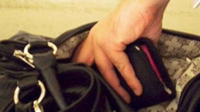 la madre e ricoverata lui ruba i portafogli in ospedale