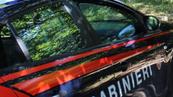 una discarica di auto nel fondo privato denunciato