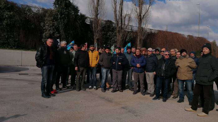 licenziamenti novolegno prime lettere scatta il sit in