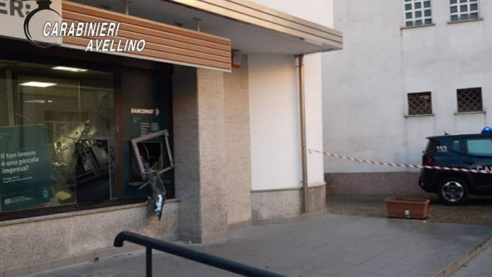 assalto al bancomat con l esplosivo nella notte a vallata