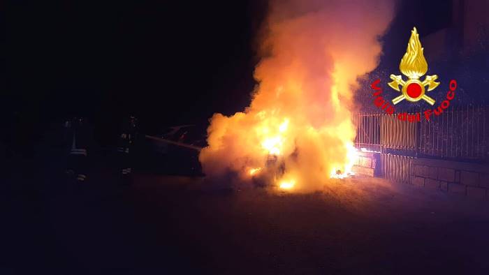 fiamme nella notte 3 auto distrutte si indaga