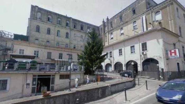 tragedia a cava giovane precipita dal balcone e muore