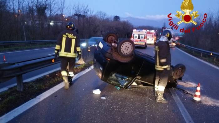 si ribalta con l auto sul raccordo 24enne in ospedale