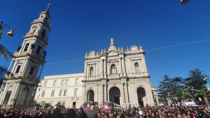 pompei oltre mille rose per la vergine del rosario