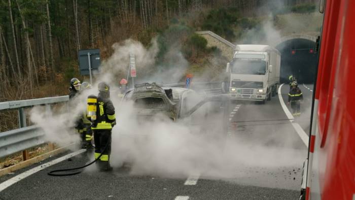 furgone a metano avvolto dalle fiamme sull a2