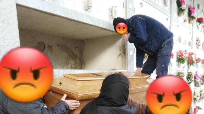 cimitero vuoto costretti a seppellire la zia da soli