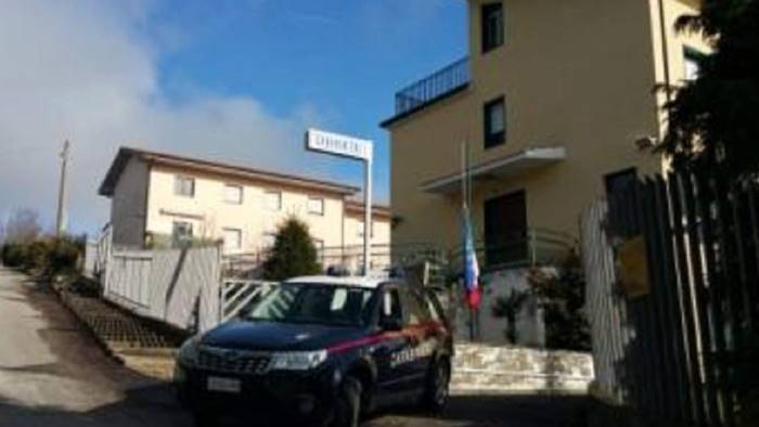 ruba la carta bancomat dell anziano 30enne denunciata