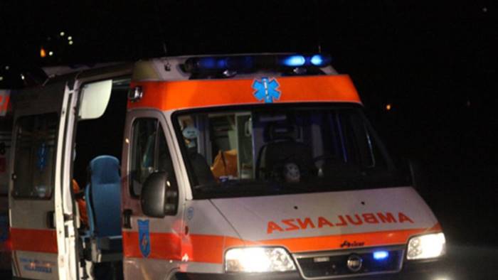 medici e volontari aggrediti in ambulanza da un paziente