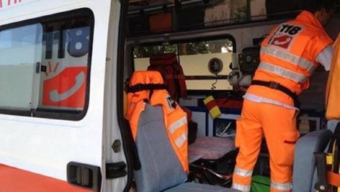 incidente in auto ad eboli ferite mamma e figlia