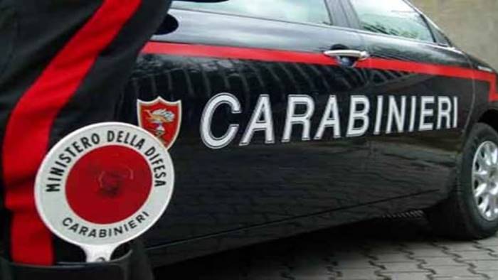 napoli i carabinieri scoprono 16 lavoratori in nero