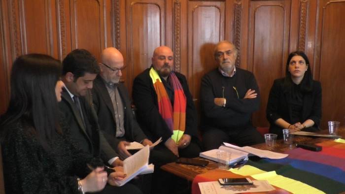 facile essere gay a milano partiamo dai piccoli paesi