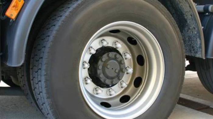 camion perde ruota paura per due automobilisti