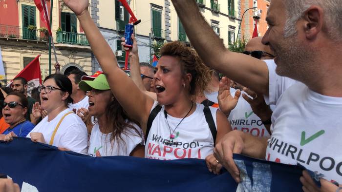 whirlpool chiude mentre la politica discute di se stessa