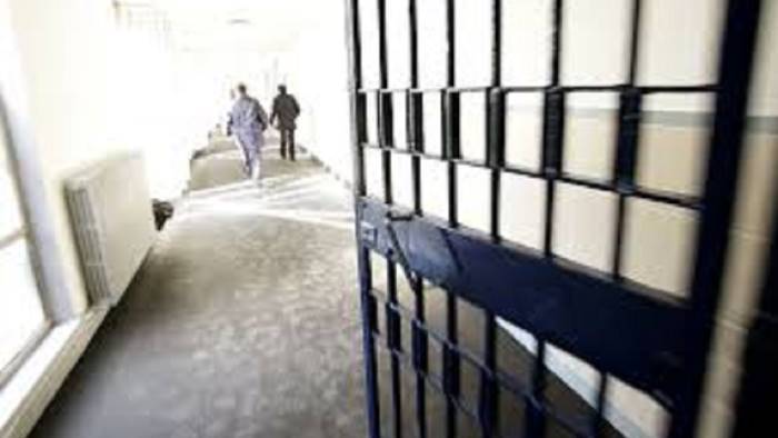 detenuto mangia un pezzo di vetro paura in carcere