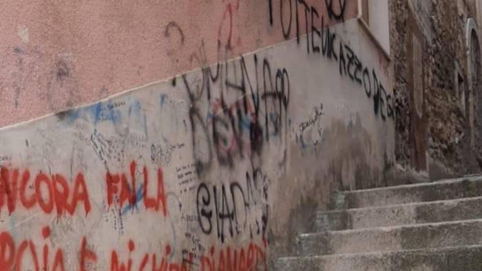 svastiche e scritte sui muri indagano i carabinieri