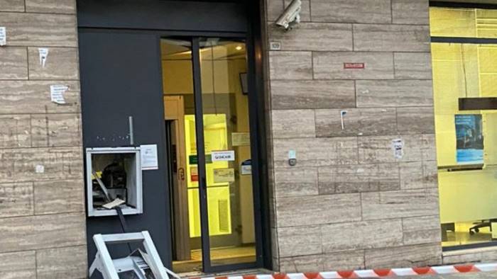 tentano di far esplodere il bancomat colpo sventato ad eboli