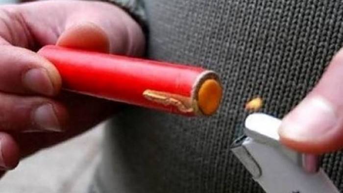 lancia petardo durante partita ferito ragazzino allo stadio