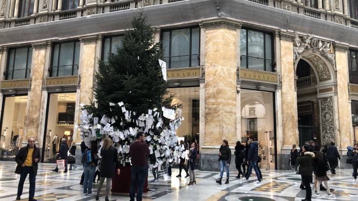 A Napoli Torna Rubacchio L Albero Di Natale In Galleria Viene