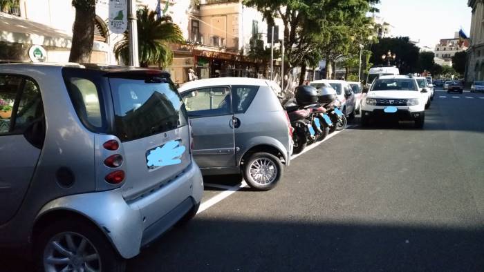 foto salerno auto parcheggiate nei posti riservati alle moto
