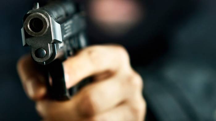 rapina choc pistola in faccia a due ragazze per i soldi