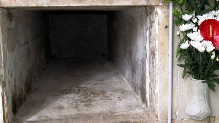 incredibile ad aversa trovati sei cadaveri in un solo loculo
