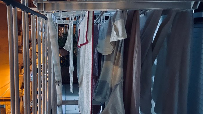 pagani 3 fori di proiettile nella felpa stesa sul balcone