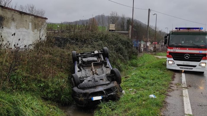 vettura si ribalta sulla variante conducente in ospedale