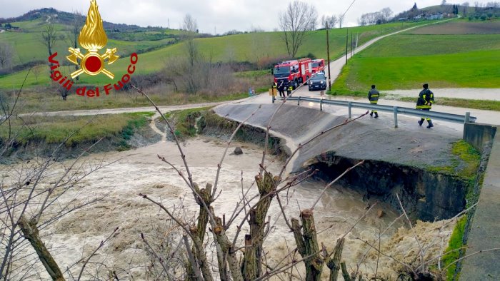 maltempo straripa torrente paura a zungoli