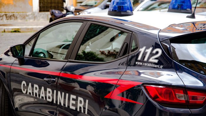 buttano 1 kg di droga dal balcone arrestati due fidanzati