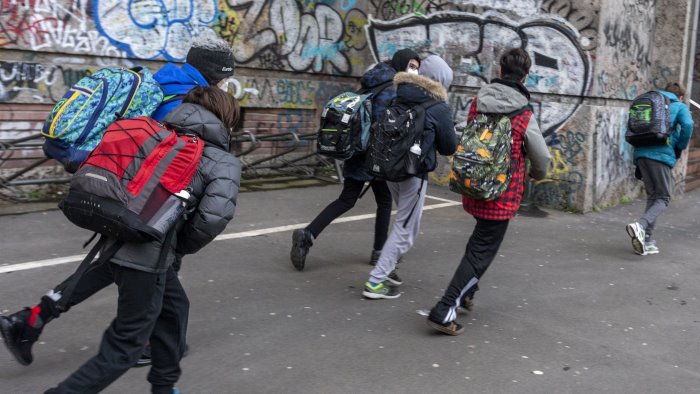 si danno appuntamento sui social poi la rissa tra 40 ragazzi