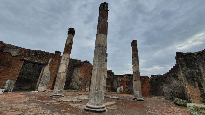 restaurate le colonne della casa del fauno