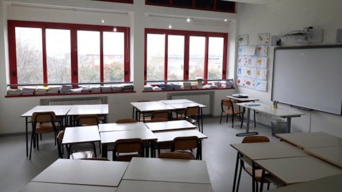 covid troppi contagi tensione in paese chiudiamo le scuole