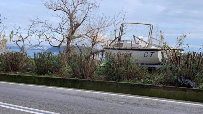 barca abbandonata in superstrada una vergogna